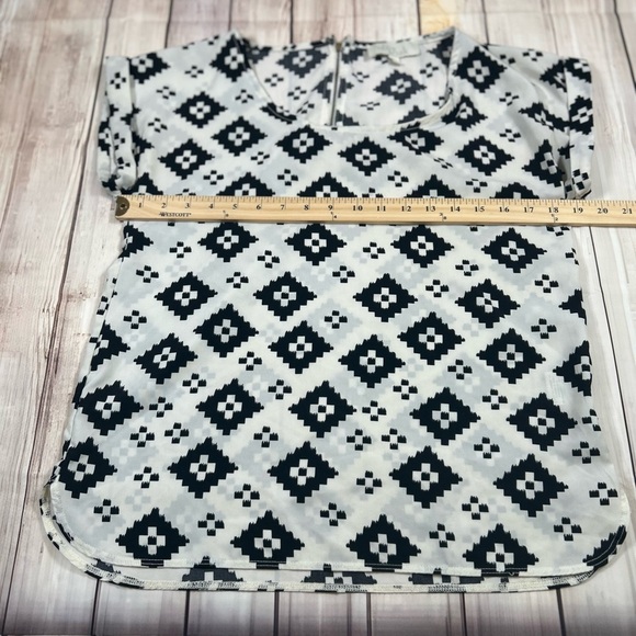 Olive & Oak Black and White Boxy Cap Sleeve Blouse. Size Small. #wearwithblack - Picture 5 of 8